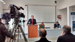 Në UEJL u promovua libri  “Mashtrimi i madh” nga Bardhyl Mahmuti (VIDEO)