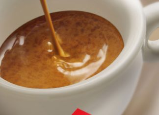 A prishet cilësia e gjumit nëse pini kafe në mbrëmje?!