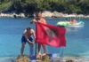 Mërgimtari nga Kosova e vendos flamurin kombëtar në mes të detit (PAMJE)