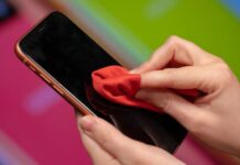 Kjo është mënyra e duhur për të pastruar celularin tuaj