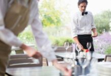 Shefi e thirri në 3 të mëngjesit dhe i kërkoi të punonte në ditën që e kishte pushim, përgjigja e kamarierit bëhet virale