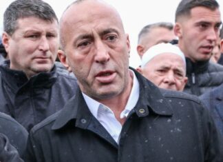 Ramush Haradinaj nuk i mban lotët në varrimin e të vrarëve në Gllogjan