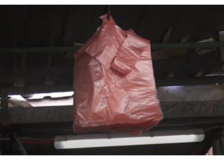 Nga nesër ndalohet qesja e plastikës, shitësit në treg: Ku ta fusim spinaqin?