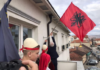 Kryetari i Bujanocit vendos flamurin kuq e zi në objektin e komunës