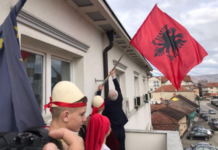 Kryetari i Bujanocit vendos flamurin kuq e zi në objektin e komunës