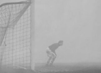 Portieri që qëndroi i vetëm në fushë për 20 minuta, shkak mjegulla