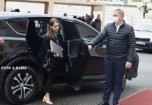 Fotografi çuditet nga ministrja: Nuk zbret kurrë nga makina nëse nuk i hapin derën