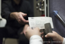 Zvicër: Gjobitet me 90 franga pasi bleu biletën me 1 minutë e gjysmë vonesë