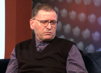 Ky është doktori që ka kryer mbi 500 operime në mal, disa edhe pa narkozë