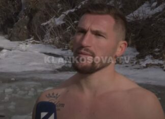 Kosovari zhytet me kokë në akull, i sfidon rusët (VIDEO)