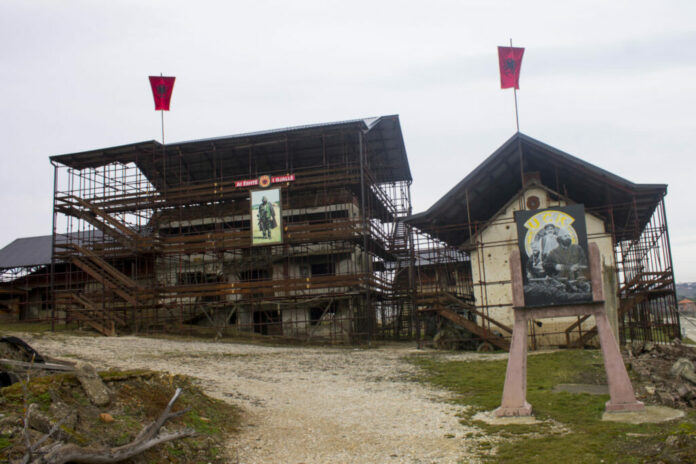 Kulla_dhe_shtepia_e_Adem_Jasharit_Prekaz-1392x928-1-1024x683