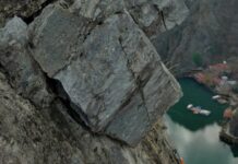 Një shkëmb në Matkë me peshë 20 tonë rrezikon murin e hidrocentralit