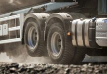 A e dini pse kamionët ndonjëherë kanë rrota të ngritura?