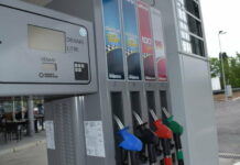 Çmimet arrijnë kulmin, deputetët nuk zbresin nga makinat (VIDEO)