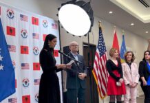 Dua Lipa së bashku me tetovarin Ceka inauguron shkollën e parë shqiptare në Texas të SHBA-së