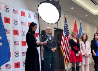 Dua Lipa së bashku me tetovarin Ceka inauguron shkollën e parë shqiptare në Texas të SHBA-së