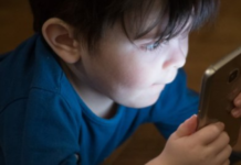 Studimi: Fëmijët që kalojnë më shumë kohë në ekran shfaqin probleme mendore dhe të sjelljes