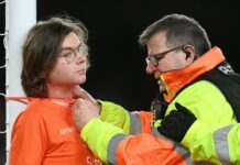 Everton-Newcastle, tifozi futet në fushë dhe e lidh vetën tek porta (VIDEO)