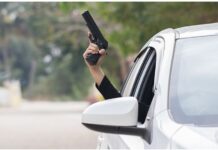 Gjuajti me armë nga vetura para një restoranti në Dobërdoll, arrestohet personi