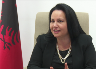 10 muaj burg për zv/ministren shqiptare! Mori si ryshfet një telefon dhe 1000 euro