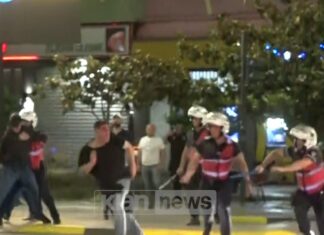 Me shkopinj dhe gurë, vijon përplasja e tifozëve holandezë me policinë në rrugët e Tiranës (VIDEO)