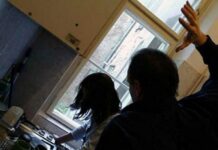 Burri shkon te puna e ish-gruas, e rrah atë dhe kolegun e saj